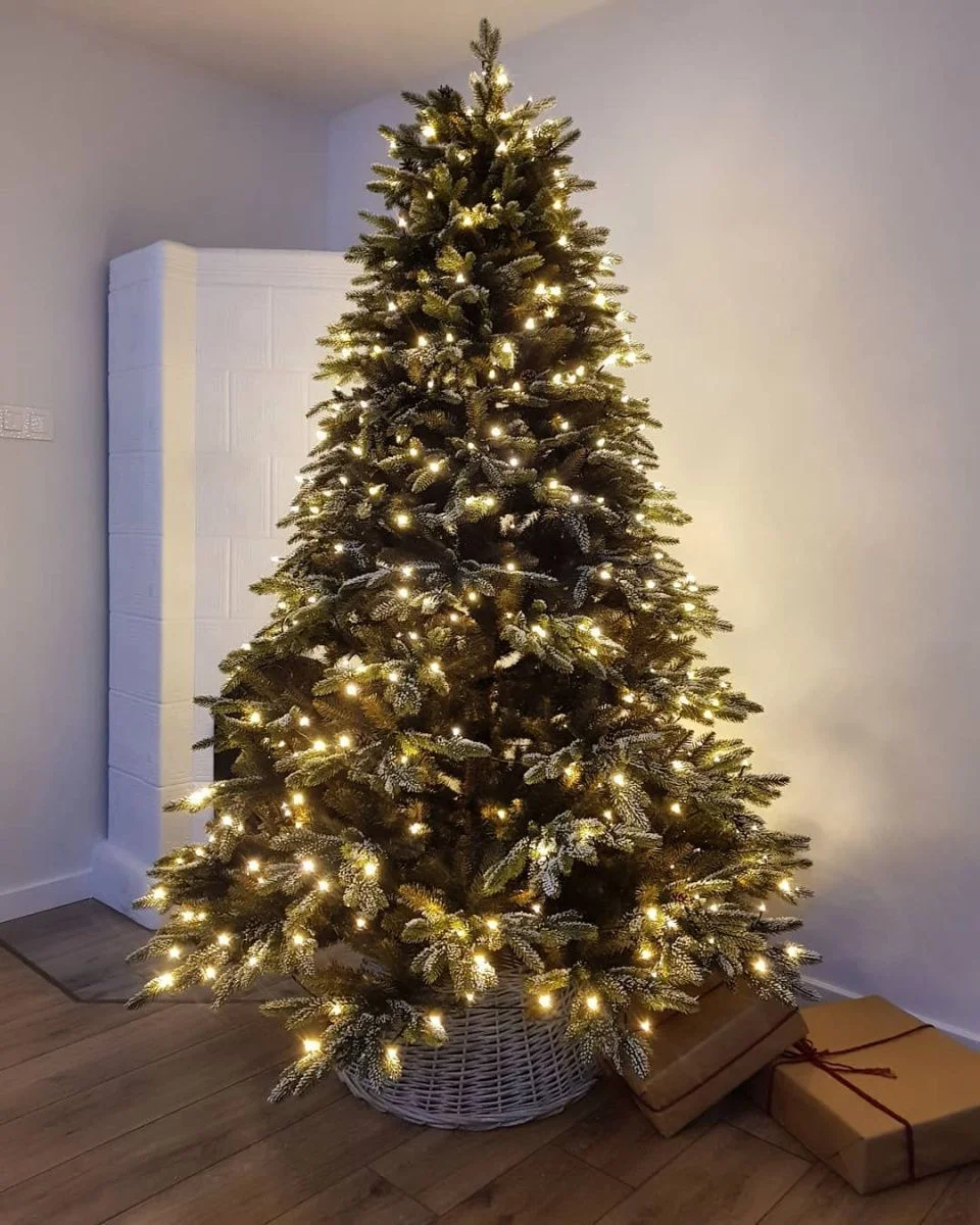 Ель искусственная Квебек заснеженная с шишками