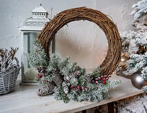 Венок рождественский Dunhill Grapevine Wreath snow, berries, cones 41см